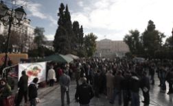 Protestul fermierilor - au împărţit gratis, în faţa Parlamentului, legume.