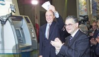 2001- Costas Simitis şi Lucas Papademos, la trecerea de la drahmă la euro, trecere despre care se spune că a fost măsluită în documente. Ce făcea UE atunci, dormea?
