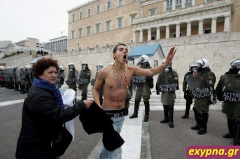 Cum arată un protestatar normal, nu cel mascat - are curajul să-şi arate faţa, chiar dacă a venit cu mama!